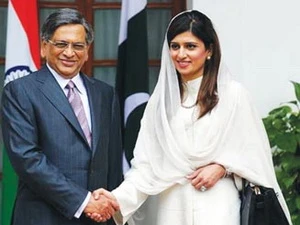 Ngoại trưởng Ấn Độ S M Krishna và Ngoại trưởng Pakistan Hina Rabbani Khar. (Nguồn: topnews.in)