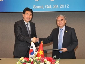 Bộ trưởng Nguyễn Quân (phải) và Bộ trưởng Lee Ju-Ho. (Ảnh: Việt Cường/Vietnam+)