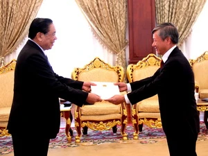 Đại sứ Nguyễn Mạnh Hùng trình Quốc thư lên Chủ tịch Chummaly Sayasone. (Ảnh: Hoàng Chương/Vietnam+)