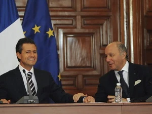 Tổng thống Mexico Enrique Pena Nieto (trái) và Ngoại trưởng Pháp Laurent Fabius. (Nguồn: Reuters) 