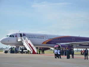 Máy bay của CAAir trên sân bay quốc tế Pochentong, Phnom Penh. (Ảnh: Xuân Khu)