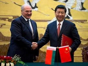 Chủ tịch Trung Quốc Tập Cận Bình và Tổng thống Lukashenko (trái) tại lễ ký các hiệp định hợp tác song phương ở Bắc Kinh ngày 16/7. (Ảnh: AFP/TTXVN)