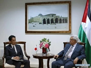 Tổng thống Palestine Mahmoud Abbas trong cuộc gặp với Ngoại trưởng Kishida vào tối 24/7. (Nguồn: Xinhua)