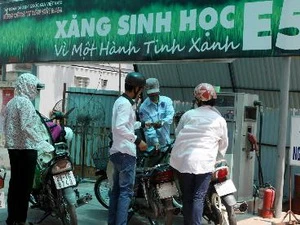 Một điểm bán xăng sinh học E5 của PV Oil tại Hà Nội. (Ảnh: Hoàng Lâm/TTXVN)