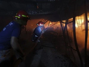 Lính cứu hỏa chật vật chữa cháy. (Nguồn: Reuters)