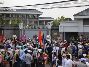 Đoàn biểu tình của CNRP tuần hành đến Sứ quán Trung Quốc sáng 25/10. (Ảnh: Chí Hùng/Vietnam+)