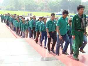 100 Học viên đạp xe xuyên Việt viếng Lăng Chủ Tịch Hồ Chí Minh. (Ảnh: Hùng Võ/Vietnam+)