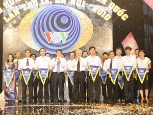 Chủ tịch Quốc hội Nguyễn Phú Trọng với các đoàn tham dự liên hoan phát thanh toàn quốc. (Ảnh: Trí Dũng/TTXVN)