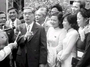 Tổng bí thư Nguyễn Văn Linh gặp gỡ các đại biểu tại Đại hội Đảng toàn quốc lần thứ VI-Đại hội đổi mới năm 1986. (Ảnh tư liệu: Internet)