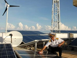 Các thiết bị sản xuất điện bằng năng lượng gió và mặt trời trên đảo Đá Đông. (Ảnh: Doãn Tấn/TTXVN)