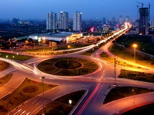Nút giao thông ngã tư đường Láng-Hòa Lạc-Trần Duy Hưng-Phạm Hùng-Khuất Duy Tiến. (Ảnh: Huy Hùng/TTXVN)