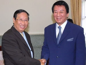 Phó Thủ tướng Phạm Gia Khiêm và ông Sugi Ryotaro. (Ảnh: Nhan Sáng/TTXVN)