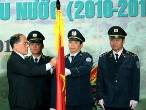 Phó Thủ tướng Nguyễn Sinh Hùng trao Huân chương Hồ Chí Minh cho ngành. (Ảnh: TTXVN)