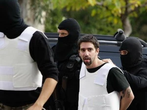 Một kẻ tình nghi bị bắt giữ tại Athens. (Ảnh: theaustralian)