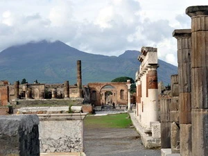 Trung tâm của Pompeii, phía xa là núi lửa Vesuvius. (Ảnh: Phóng viên TTXVN tại Roma)