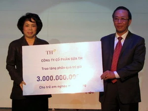 Công ty cổ phần sữa TH trao 3 tỷ đồng cho trẻ em nghèo của tỉnh Nghệ An. (Ảnh : Nguyễn Văn Nhật/TTXVN)