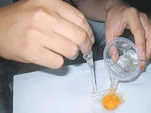 Lòng trắng trứng gà giả (Ảnh: Kakoola)