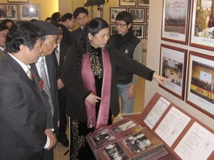 Bà Tòng Thị Phóng, Bí thư Trung ương Đảng, Phó Chủ tịch Quốc hội và các đại biểu tham quan khu trưng bày ảnh, hiện vật tư liệu tại Nhà Lưu niệm. (Ảnh: Quang Đán/TTXVN)