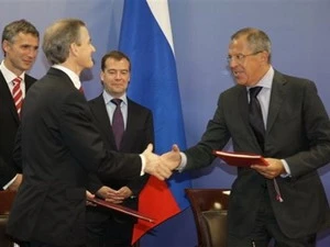 Hiệp định được Tổng thống Nga Dmitry Medvedev và Thủ tướng Na Uy Jens Stolltenberg ký hồi tháng 9/2010. (Ảnh: AP)