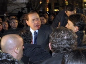 Thủ tướng Italy Silvio Berlusconi bị chấn thương ở mũi, gãy hai răng và bị rách môi khi bị tấn công hồi tháng 12/2009. (Ảnh: Reuters)
