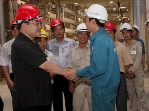 Phó Thủ tướng Hoàng Trung Hải gặp gỡ những người thợ lắp máy LILAMA. (Ảnh: Ngọc Hà/TTXVN)