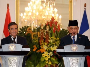 Tổng thống Indonesia (phải) và Thủ tướng Pháp tại cuộc họp báo chung sau cuộc gặp. (Ảnh: AFP/TTXVN)