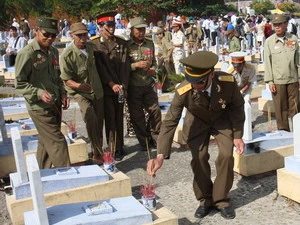 Dâng hương các anh hùng liệt sĩ tại Nghĩa trang Đường 9. (Ảnh: TTXVN)