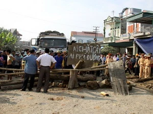 Người dân tự ý chắn đường, xếp đá, đặt hình nộm trên Quốc lộ 4E tại xã Gia Phú, huyện Bảo Thắng. (Ảnh: baolaocai.vn)