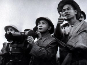 Đại tướng Võ Nguyên Giáp quan sát trận địa Điện Biên Phủ lần cuối trước khi nổ súng. (Ảnh: Tư liệu/TTXVN)