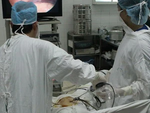 Phẫu thuật nội soi điều trị vô sinh tại Bệnh viện Phụ sản Trung ương. (Ảnh: Dương Ngọc/TTXVN)