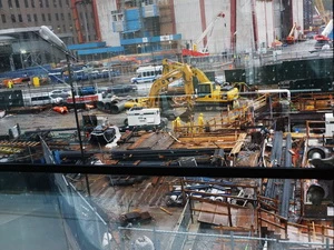 Công việc xây dựng vẫn đang tiếp tục tại khu vực Trung tâm thương mại thế giới ngày 6/9/2011. (Ảnh: AFP/TTXVN)