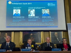 Ủy ban Nobel Vật lý của Viện Hàn lâm Khoa học Hoàng gia Thụy Điển công bố giải thưởng năm 2011. (Ảnh: Reuters)