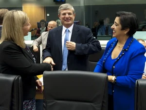 Bộ trưởng Ireland phụ trách các vấn đề đối ngoại châu Âu Lucinda Creighton (trái) và người đồng nhiệm Síp Erato Kazakou-Marcoullis. (Ảnh: AFP/TTXVN)