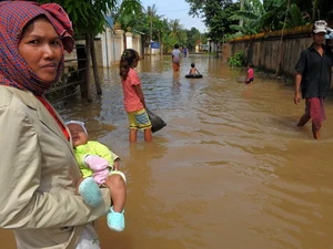 Cảnh ngập lụt ở tỉnh Kandal, cách thủ đô Phnom Penh 20 km về phía đông ngày 10/10. (Ảnh: AFP/TTXVN)