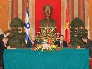 Chủ tịch nước Trương Tấn Sang và Tổng thống Shimon Peres chứng kiến lễ ký văn bản bổ sung Nghị định thư Hợp tác tài chính. (Ảnh: Nguyễn Khang/TTXVN)
