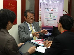 Đại biểu doanh nghiệp Nhật Bản trao đổi với đối tác Việt Nam về CNTT. (Ảnh: Hoàng Lâm/TTXVN)