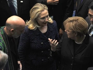 Thủ tướng Đức Angela Merkel cùng Ngoại trưởng Mỹ Hillary Clinton và Tổng thống Afghanitstan tại hội nghị. (Ảnh: Getty)