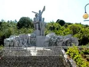 Tượng đài phía trên mộ nữ anh hùng Phan Thị Ràng tại khu di tích lịch sử Ba Hòn. (Ảnh: kiengiang.gov.vn)