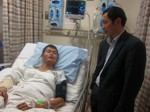 Đại diện Đại sứ quán Việt Nam tại New Zealand thăm hỏi, động viên các thuyền viên Việt Nam tại bệnh viện Christchurch. (Ảnh: TTXVN)