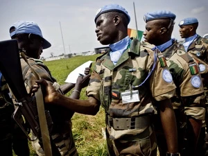 Binh sĩ Senegal thuộc phái bộ giữ gìn hoà bình LHQ ở Cộng hòa Congo giao nộp vũ khí khi rời Kisangani, Oriental. (Ảnh: AFP/TTXVN)