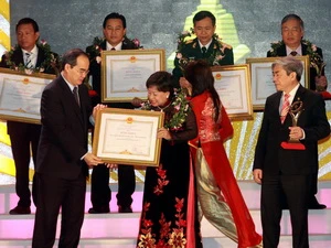 Phó Thủ tướng Nguyễn Thiện Nhân trao Giải Vàng Chất lượng Quốc gia cho 11 doanh nghiệp đoạt giải. (Ảnh: Anh Tuấn/TTXVN)