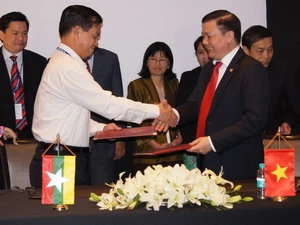 Kiểm toán Việt Nam và Kiểm toán Myanmar ký biên bản ghi nhớ hợp tác. (Ảnh: Phạm Văn Thảo/Vietnam+)