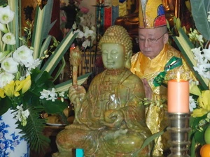 Tượng Phật Ngọc và Hòa Thượng thích Phước Đường (phía sau), trụ trì chùa Trúc Lâm Thiền viện. (Ảnh: Lê Hà-Nguyễn Tuyên/Vietnam+)