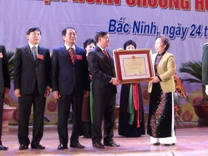 Phó Chủ tịch nước Nguyễn Thị Doan trao tặng Huân chương Hồ Chí Minh cho Đảng bộ và nhân dân tỉnh Bắc Ninh. (Ảnh: Thái Hùng/Vietnam+)