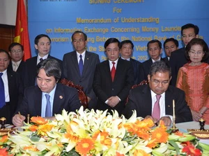 Thống đốc Ngân hàng Nhà nước Nguyễn Văn Bình và Thống đốc Ngân hàng Quốc gia Campuchia Cea Chanto ký Biên bản ghi nhớ. (Ảnh: Trần Chí Hùng/Vietnam+)