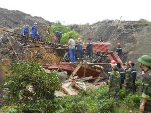 Lực lượng quân đội, công an, công nhân mỏ than khẩn trương đào bới tìm kiếm người bị nạn. (Ảnh: Thảo Nguyên/TTXVN)