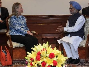 Thủ tướng Ấn Độ Manmohan Singh (phải) có cuộc hội đàm với Ngoại trưởng Mỹ Hillary Clinton. (Ảnh: AFP/TTXVN)
