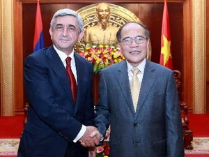 Chủ tịch Quốc hội Nguyễn Sinh Hùng hội kiến Tổng thống Armenia Serzh Sargsyan. (Ảnh: Nhan Sáng/TTXVN) 