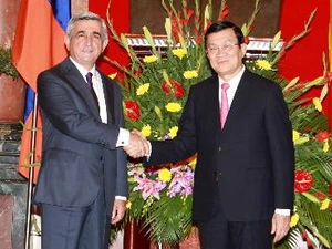 Chủ tịch nước Trương Tấn Sang và Tổng thống Serzh Sargsyan tại lễ đón. (Ảnh: Nguyễn Khang/TTXVN)