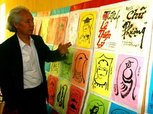 Nhà thư pháp Lê Thiên Lý giới thiệu một số bức thư pháp chữ “Phượng.” (Nguồn: cand.com.vn)